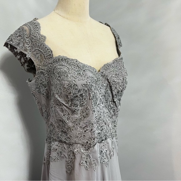 La Femme Silver Embroidered & Embellished Cap Sleeve Gown- New With Tag -Reemoly - Picture 11 of 17